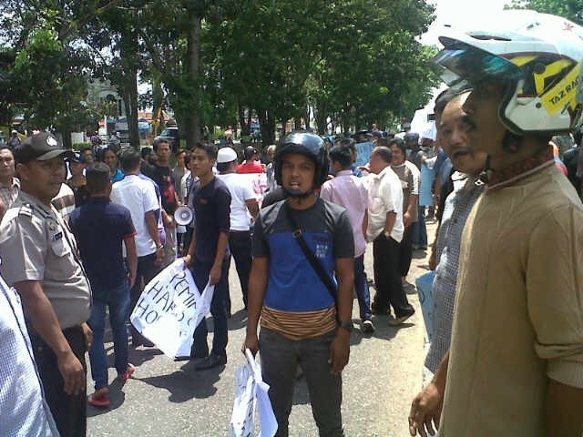 Massa Harkad saat menghadang pendemo di Merangin